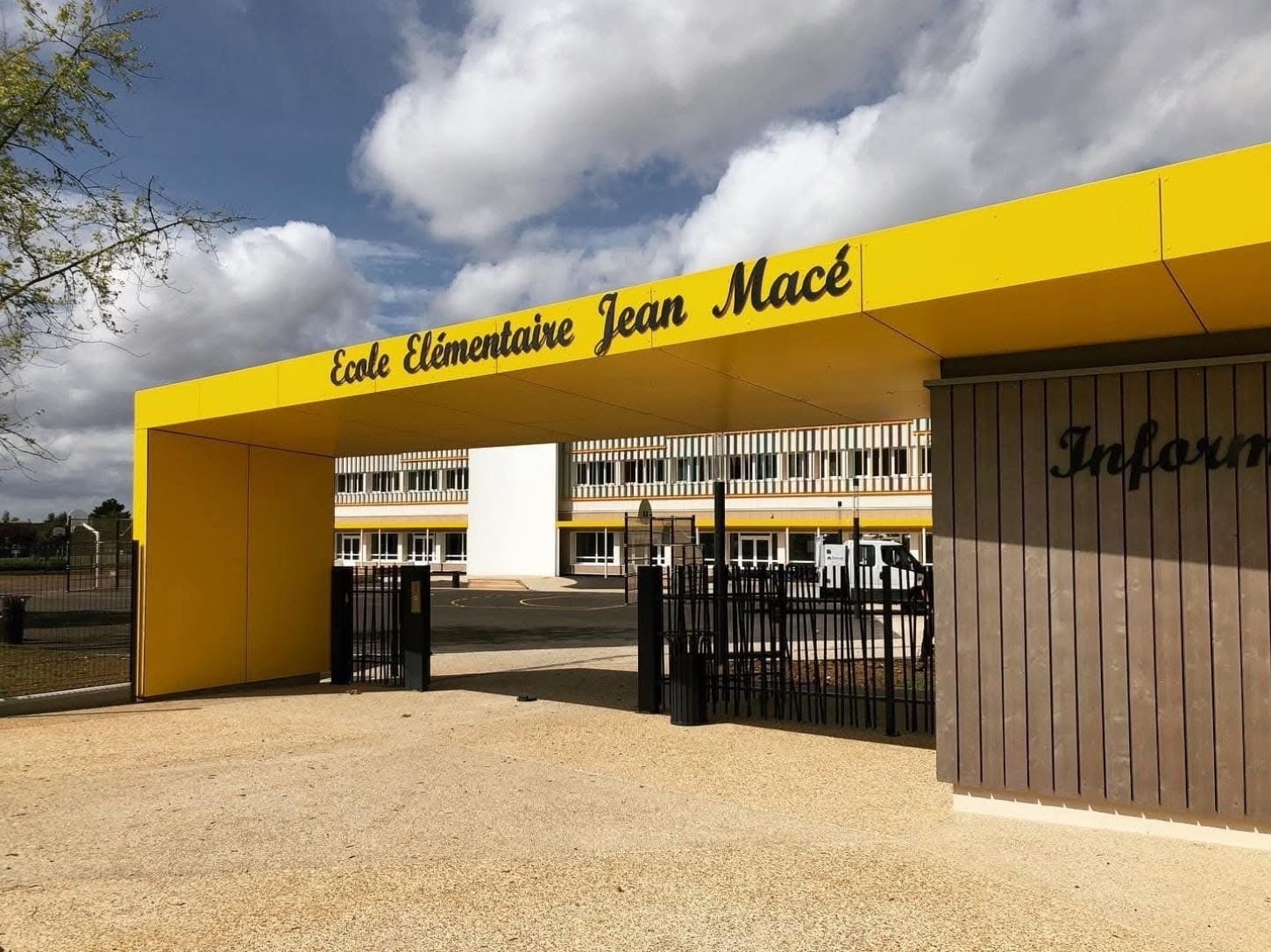 L'entrée de l'école élémentaire Jean Macé, avec son grand auvent jaune